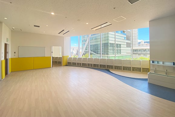 保育士と園児が一緒に過ごす様子